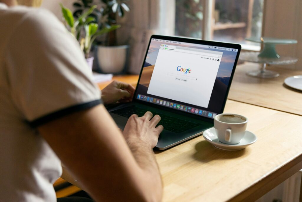 Vidéos pornographiques déréférencées de Google après une procédure pour atteinte au droit à l’image.