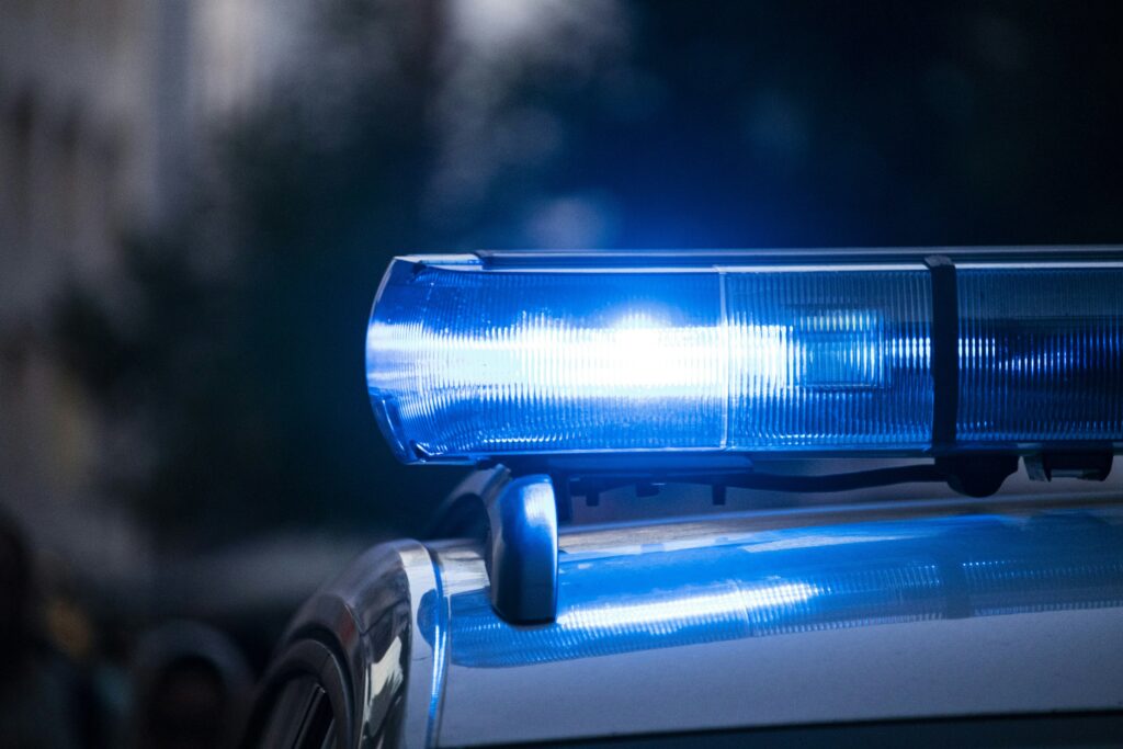 Couple victime de swatting après une dénonciation mensongère ayant provoqué l’intervention de la police.