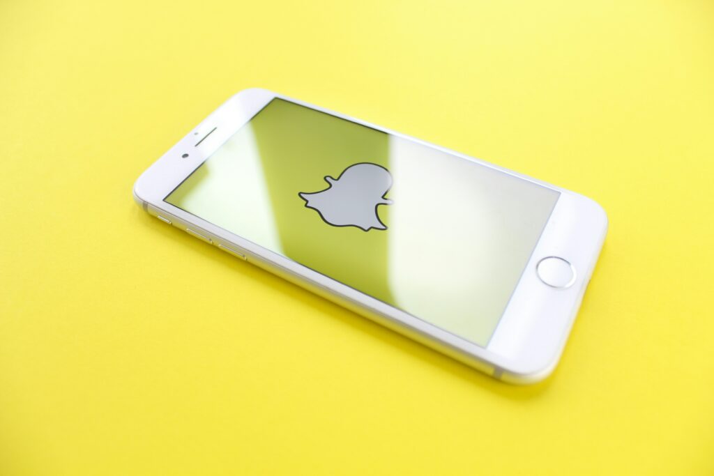 Créateur de contenu victime d’une utilisation non autorisée de ses vidéos sur Snapchat et indemnisé pour atteinte au droit à l’image.